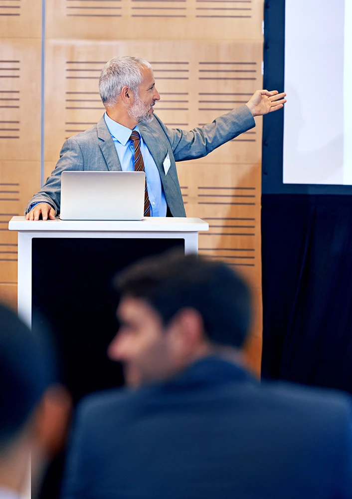 Oratore del Simposio AFI Scientifica durante la presentazione dei dati al pubblico. Relatore che presenta un grafico al pubblico durante una sessione del Simposio AFI Scientifica.