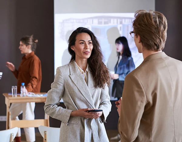 Espositore che presenta i propri prodotti durante il Simposio AFI