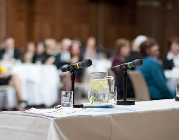 Partecipanti al Simposio AFI durante una sessione scientifica, intenti ad ascoltare un relatore e a prendere appunti.