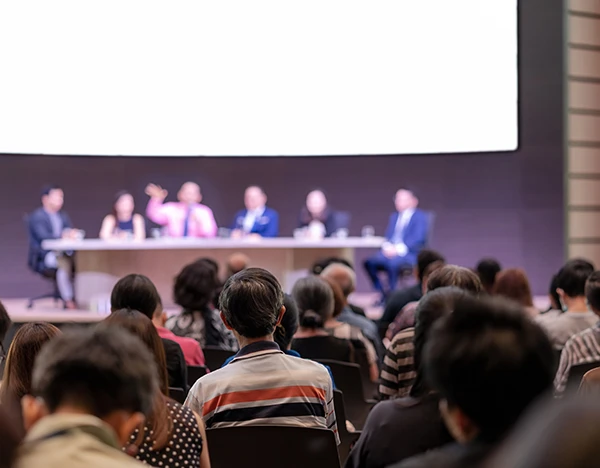 Visitatori del Simposio AFI esplorano gli stand espositivi e interagiscono con le aziende del settore farmaceutico.