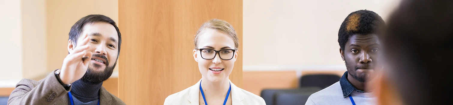 Relatore scientifico che conduce un workshop interattivo durante il Simposio AFI Scientifica davanti a un gruppo di partecipanti