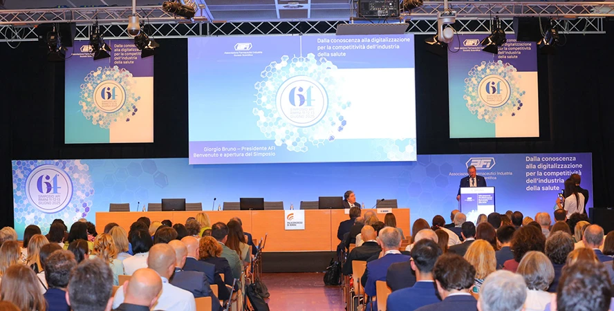 Relatore scientifico presenta una conferenza davanti al pubblico durante il simposio AFI Scientifica